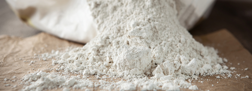 Mehl wird aus einem Blockbodenbeutel ausgekippt